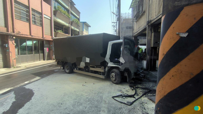 新北2貨車碰撞險撞進民宅  3人送醫 | 華視新聞