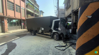 新北2貨車碰撞險撞進民宅  3人送醫