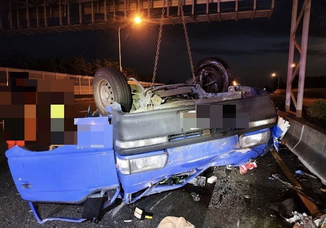 國1彰化段小貨車碰撞後翻車 死者為科大越籍生 | 華視新聞