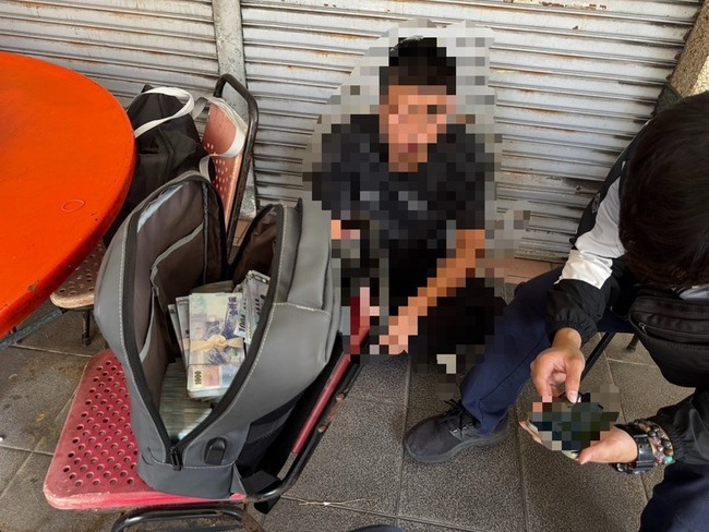 屏東民眾助警逮馬來西亞車手 阻詐355萬元 | 華視新聞