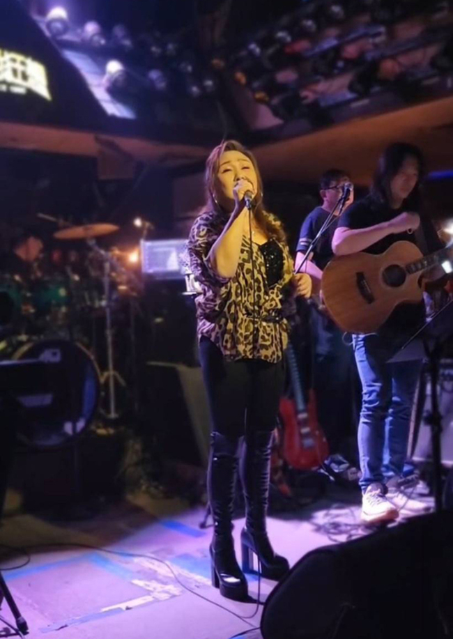 鄭怡Pub開唱成就解鎖  台語說不輪轉強調唱歌放感情 | 華視新聞