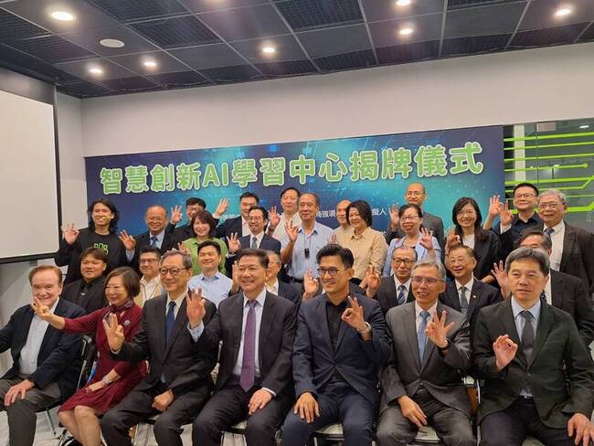 東吳設智慧AI中心 引進輝達設備、業師深化應用 | 華視新聞