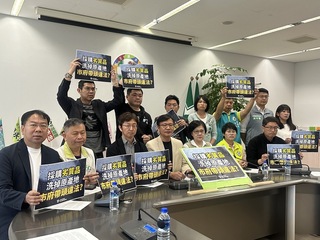 台中環保裝備重發 市府稱廠商人力不足、協助裝袋