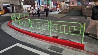 議員指人行道欄杆配色醜 北市：儘量融入環境色系