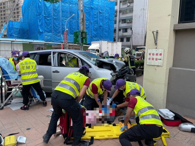 桃園八德區公所外汽車撞上2行人 命危搶救中 | 華視新聞