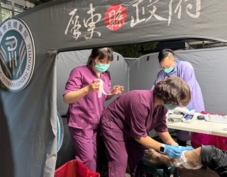 屏東推動醫療外展服務 首場火車站外為街友看診