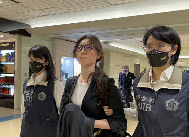 貴婦奈奈涉詐欺潛逃海外  凌晨抵台押解歸案 | 華視新聞