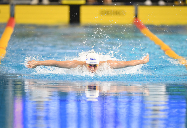 王冠閎全大運50蝶預賽破全國 決賽有機會推進紀錄 | 華視新聞