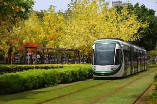 高雄輕軌運量續增 捷運局將增購列車縮短尖峰班距