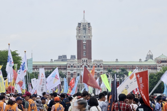 勞工大遊行籲反霸凌降工時 諷官員忘立法承諾 | 華視新聞