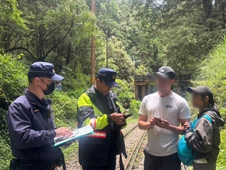 2美籍遊客闖阿里山林鐵軌道 每人最重裁罰5萬