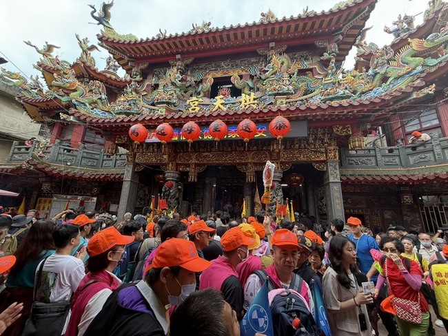 白沙屯進香起駕倒數  拱天宮週邊人潮湧現 | 華視新聞