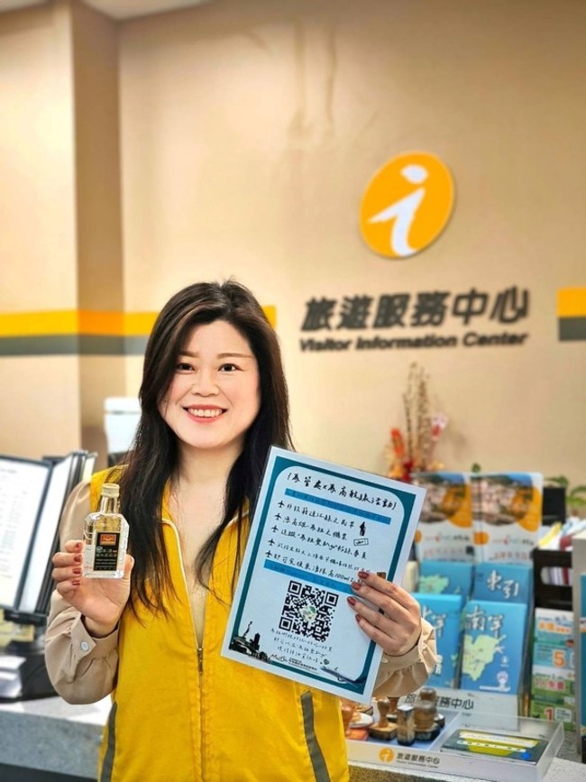 高雄馬祖航線開航  馬管處送紀念酒 | 華視新聞