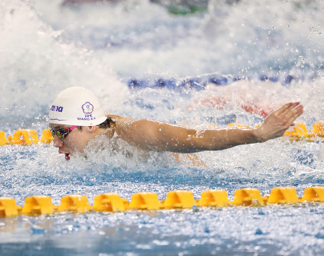 全大運首次游50蝶就破全國 王冠閎有嚇到 | 華視新聞