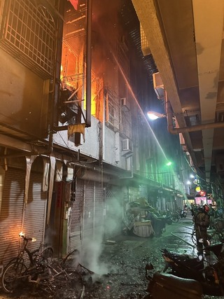 屏東市逢甲商圈火警 7旬婦被救出已明顯死亡