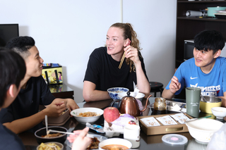 德國女籃隊長瑪麗體驗夜市文化 超愛珍珠奶綠、潤餅