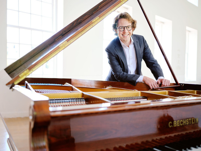 鑽研蕭士塔高維契樂作  荷鋼琴家明納爾北高巡演 | 華視新聞