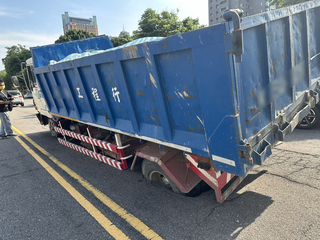 台中西區路面突現天坑  貨車輪陷駕駛驚嚇