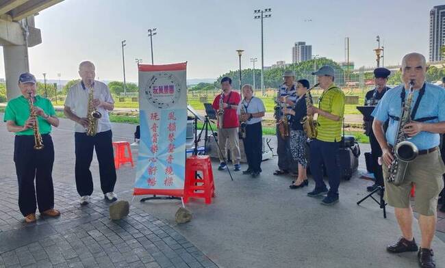 退休高官進玩風樂團 送暖日照中心、安寧病房 | 華視新聞