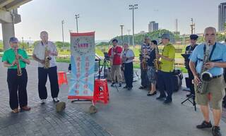 退休高官進玩風樂團 送暖日照中心、安寧病房