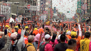 白沙屯媽祖飆速36小時抵北港  數十萬人夾道迎接