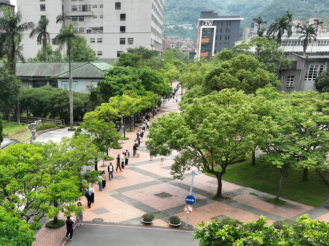 政大法學院將啟用新館  300法律人傳承、接力搬書 | 華視新聞