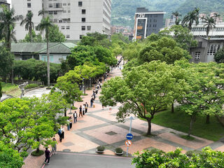 政大法學院將啟用新館  300法律人傳承、接力搬書