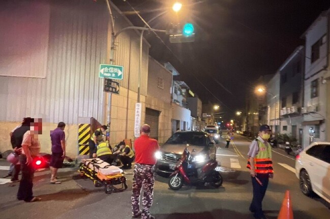 台中汽車撞停等紅燈多車釀4傷 駕駛自述撿手機釀禍 | 華視新聞