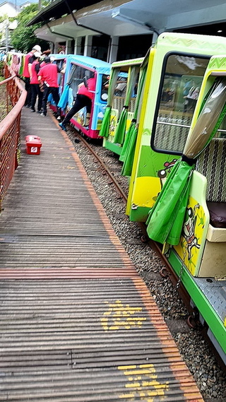 烏來觀光台車追撞出軌 5旅客擦傷