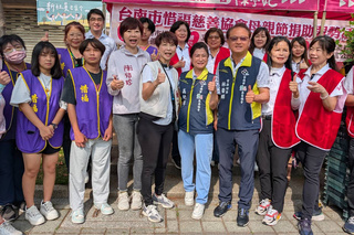 台南惜福慈善協會攜手民代 母親節前贈物資助弱勢