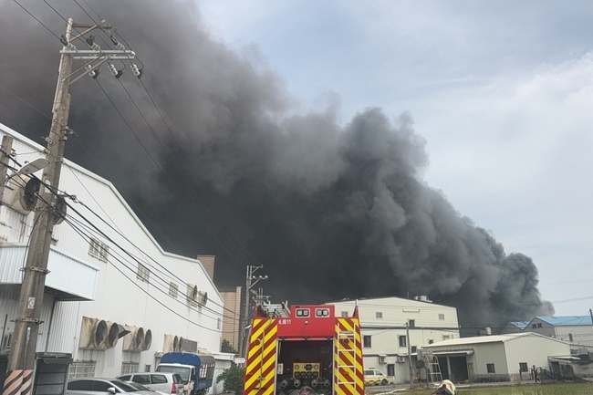 桃園工廠大火竄黑煙  現場存放油品搶救中 | 華視新聞