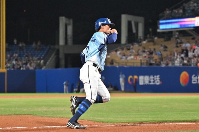 陳鏞基同場轟勾回憶也有巧合 王勝偉笑喊百轟差40 | 華視新聞