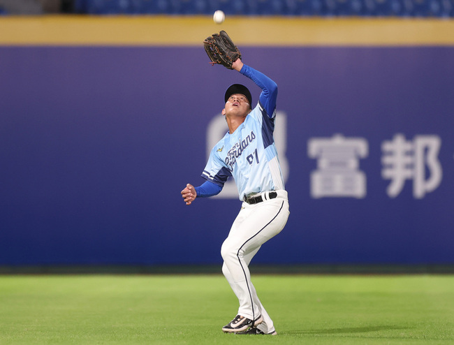 悍將池恩齊接高飛有狀況 賽後特守對站位要更清楚 | 華視新聞