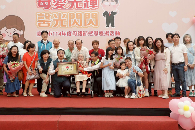 台南表揚57名母親代表 百歲最年長慈母30家人陪同 | 華視新聞