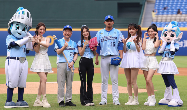 韓駐台代表替悍將開球 開心韓籍啦啦隊被溫暖接受 | 華視新聞