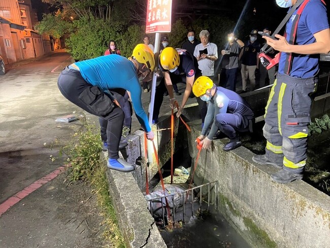 棉被包裹又發臭漂吉安水圳 警消大陣仗原來是犬屍 | 華視新聞