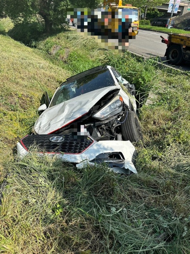 國1台中交流道轎車失控衝入邊坡 車上3人身體不適 | 華視新聞