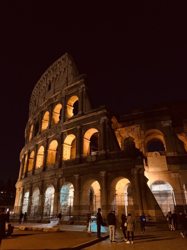 羅馬競技場驚悚意外  居台美國男子爬欄杆遭刺重傷 | 華視新聞