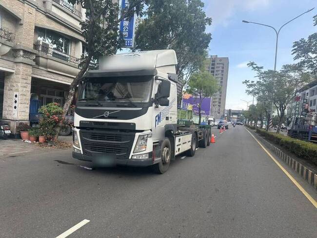高雄鳳山聯結車涉輾機車騎士致死  駕駛遭警送辦 | 華視新聞