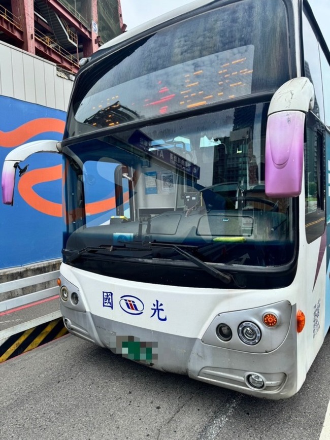 北市忠孝西路2公車擦撞 疑轉彎未停讓釀禍 | 華視新聞