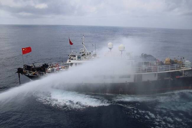 中籍漁船違法闖東沙海域 海巡艦船水砲驅離 | 華視新聞