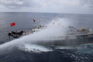 中籍漁船違法闖東沙海域 海巡艦船水砲驅離