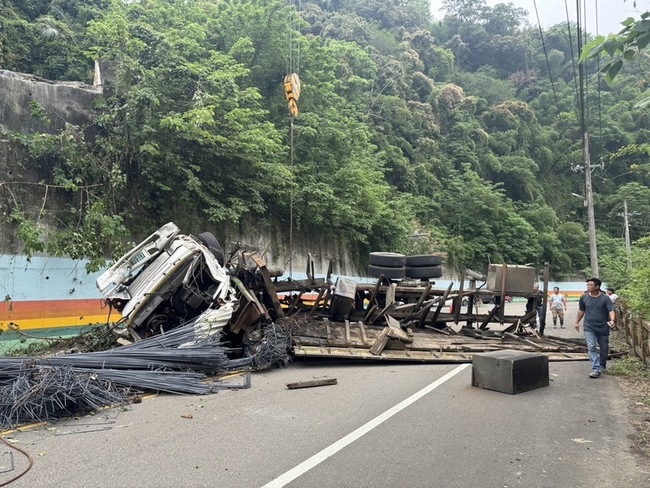 竹縣拖車受困 吊車搶救脫鉤釀翻覆 | 華視新聞