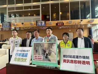 旅客下車時遭車門夾衣角 中捷允檢討疏失