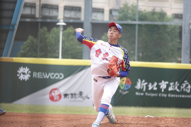陽信盃青少棒台東晉4強 余秉軒中繼勝偶像史金斯 | 華視新聞