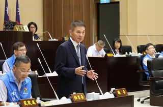 苗栗罷團宣傳車遭砸掀議會話題 鍾東錦：譴責暴力