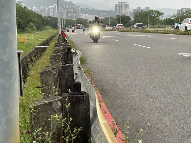 新北議員質疑堤外道路護欄老舊  水利局：檢視改善 | 華視新聞