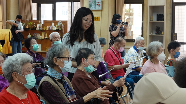 高雄在地樂團長照巡演台語歌謠 中山大學偕企業資助 | 華視新聞