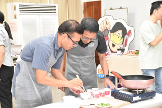 母親節將至台中男警展廚藝 女警互訴工作家庭兩頭燒