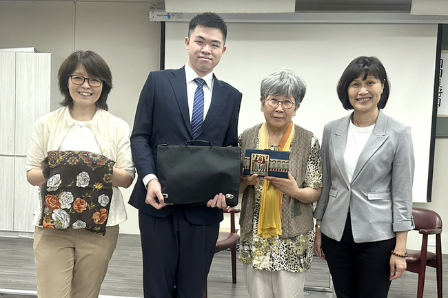 日籍律師在台掉父親遺物  因城市科大名片尋回 | 華視新聞